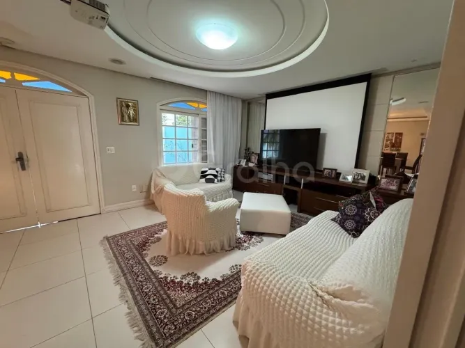 Casa Residencial de 4 quartos (1 suíte) com 340m² em Coqueiros, Florianópolis.