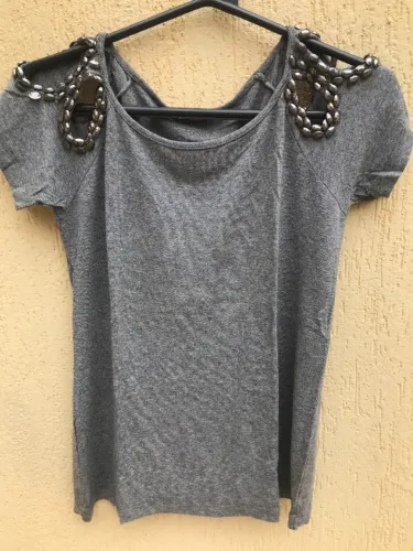 Blusa Cinza Com Spikes Vazada Da Marca Milanju's
