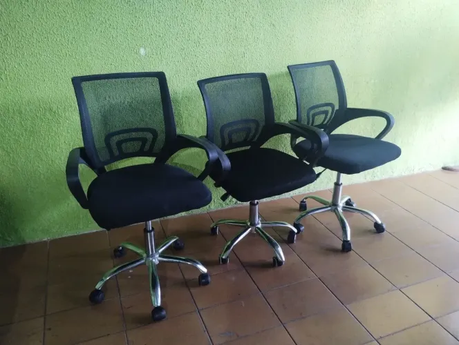 Vendemos cadeira de escritório giratória reformadas