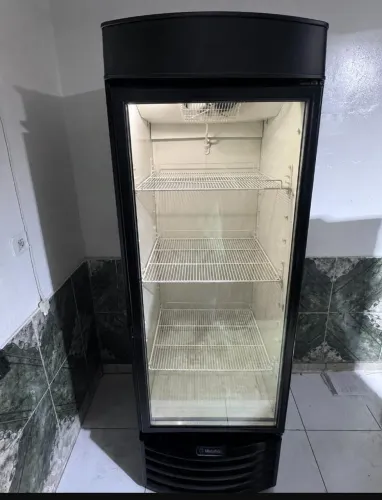 Cervejeira metal frio funcionando perfeitamente está bem conservada