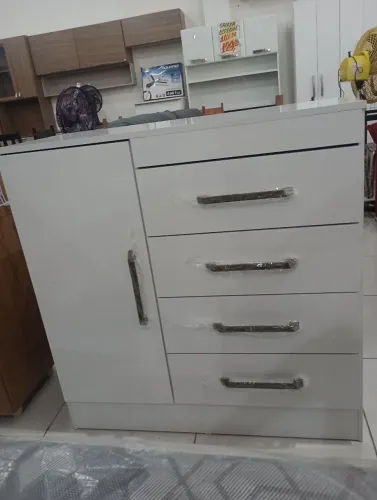 Cômoda branca 4 gavetas e uma porta montagem e entrega grátis