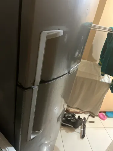 Vendo geladeira funcionando perfeitamente com detalhes de pintura