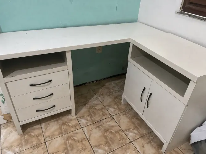 Escrivaninha em L com gavetas e armário