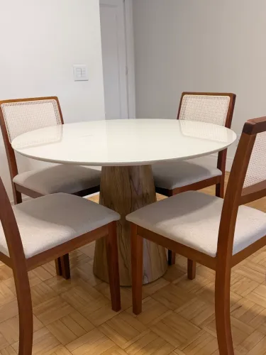 Conjunto de Mesa de Jantar + 4 Cadeiras | Elegância e Sofisticação