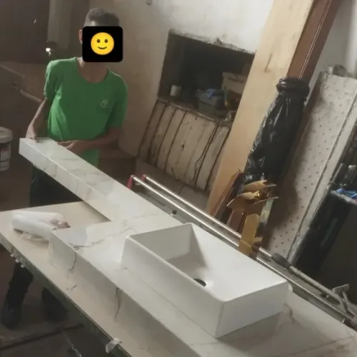 Bancadas de porcelanato e pias esculpida 