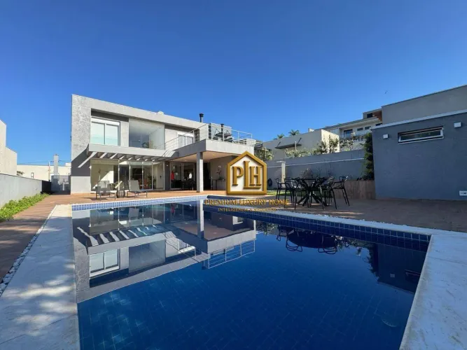 Casa com 4 Suites sendo uma no térreo, condominio fechado em atibaia