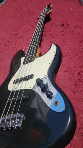 Baixo jazz bass $830 reais + cordas novas + correia