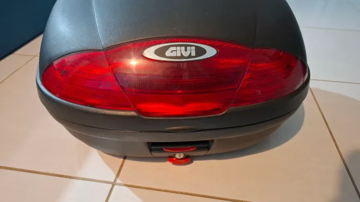 Vendo baú Givi 45 litros com suporte.