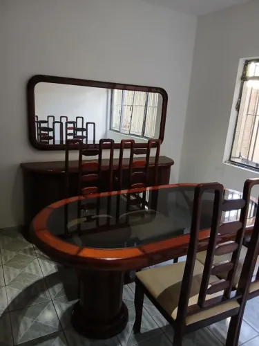 Conjunto de móveis em madeira