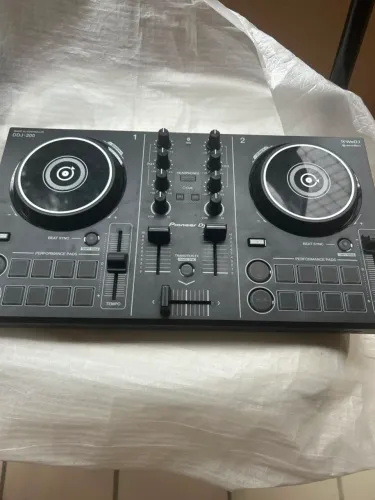 Controladora Pioneer DDJ-200