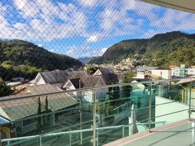 Casa de Alto Padrão no Centro de Domingos Martins - 4 Qts (2 Suítes), Lareira e Jacuzzi!