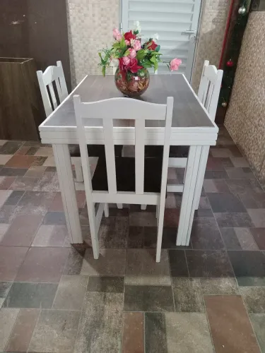 Mesa com 4 cadeiras
