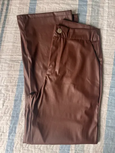 Calça em courino marrom super nova. Usada 1 X