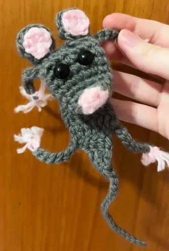ratinho de crochê magricela desnutrido