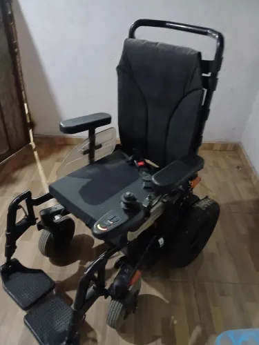Vendo uma cadeira de rodas elétrica pouco usada