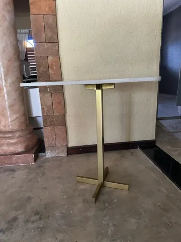 Mesa de Mármore Branco com pés Dourados