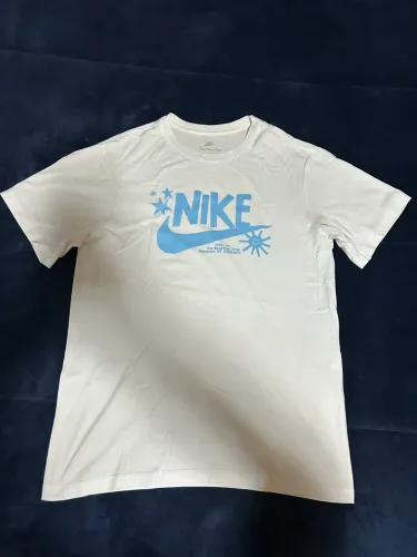 Camiseta Nike branca com estampa azul