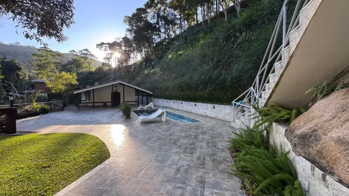 Térrea para venda com 160 metros quadrados com 3 quartos em Corrêas - Petrópolis - RJ