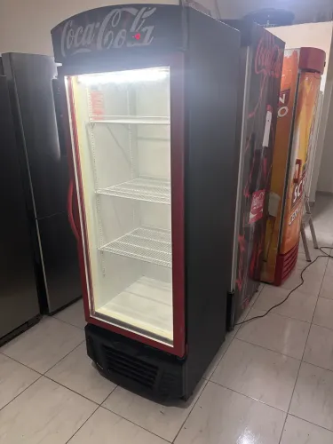 Expositora de bebidas 220V 440 litros funcionando perfeitamente
