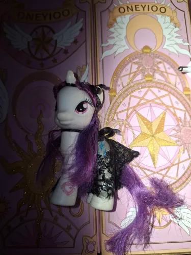Me little pony rarity com roupinha gótica que eu mesma fiz