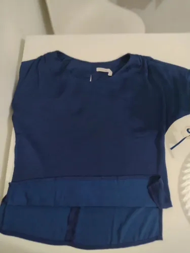 Blusa super linda parece um nuvem no corpo usada uma vez .