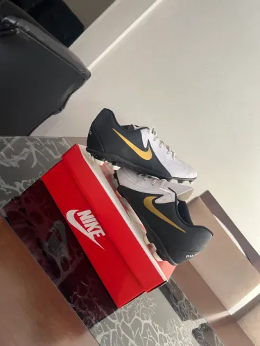 Chuteira de campo Nike PhantomGx (preta branco e detalhes dourados) tamanho único (41)