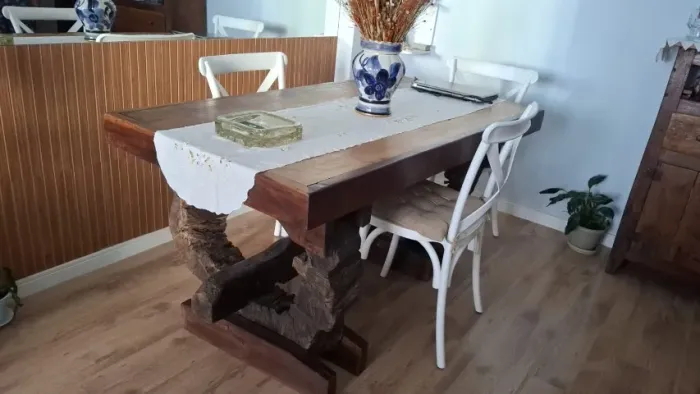 MESA DE JANTAR DE MADEIRA RÚSTICA ÚNICA- 6 LUGARES