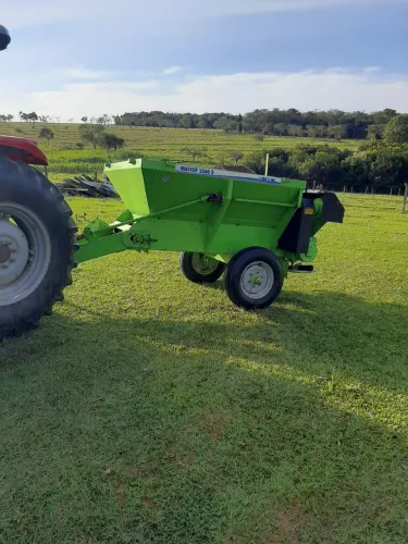 Vendo Distribuidor de calcário muito novo