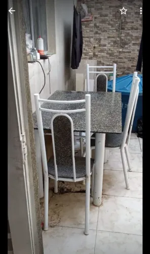 Mesa com 4 cadeiras