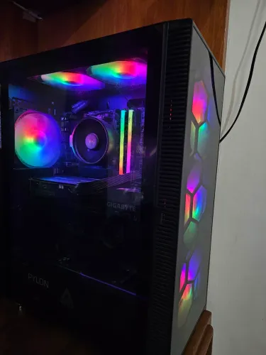 PC Gamer Premium | Build Selecionada: B550M Wi-Fi + 32GB RAM + RX 6600 | Estado de Novo