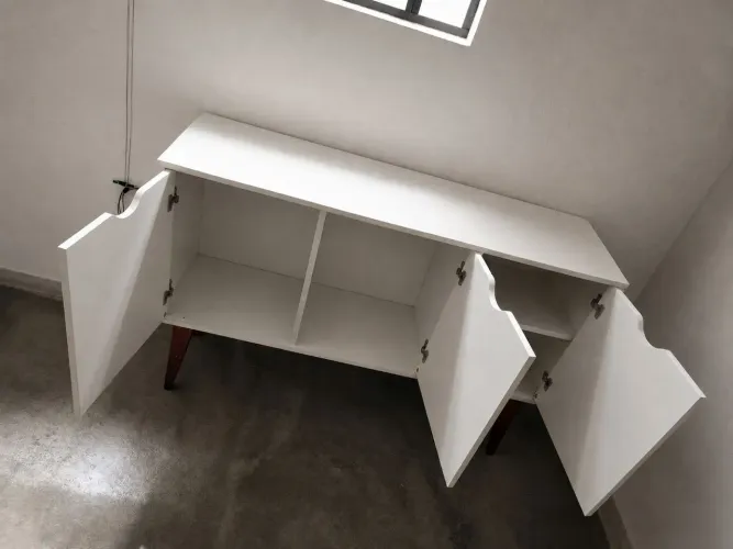Buffet Branco Retrô com Pés de Madeira