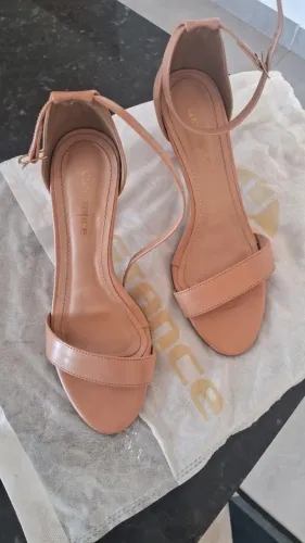 Vendo sandália Constance