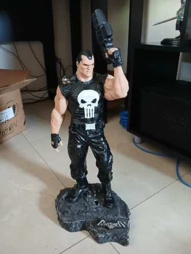 The Punisher em gesso pintura manual