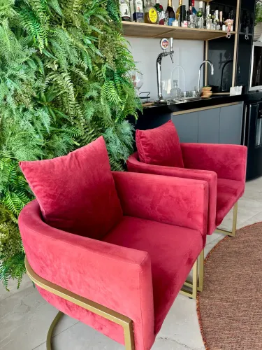 Par de Poltronas em Veludo Bordô com Base Dourada - Design Moderno | Excelente Estado