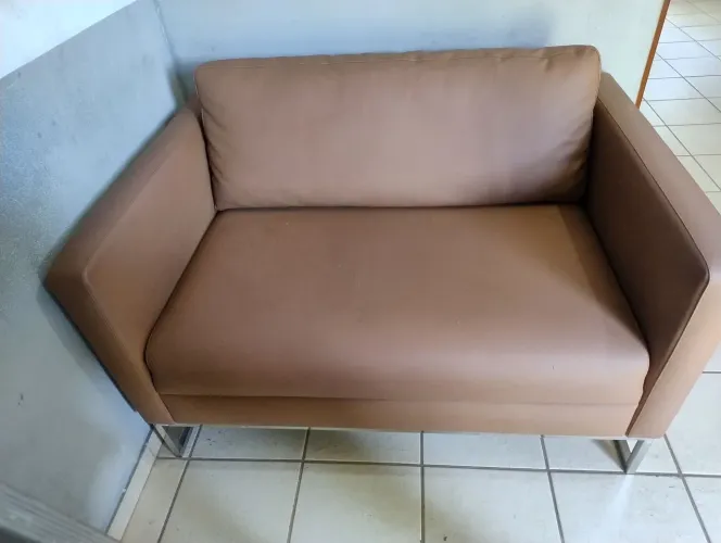Sofá de 2 lugares em couro marrom