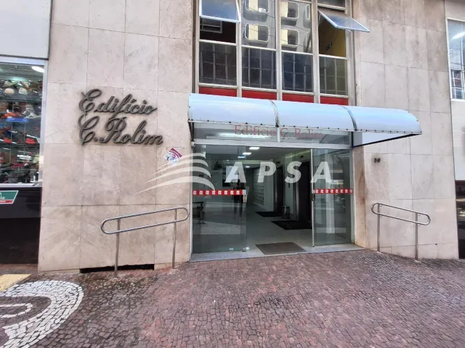 SALA COMERCIAL COM 49M² DISPONÍVEL NO ED. C. ROLIM. O ESPAÇO CONTA COM AMBIENTE VERSÁTIL, 