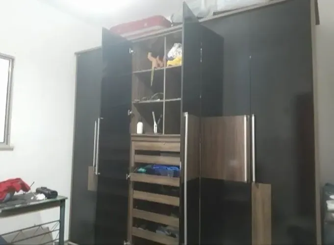 Guarda roupa de 6 portas com 2,40 de altura, 2,80 de comprimento e 0,57 de largura .