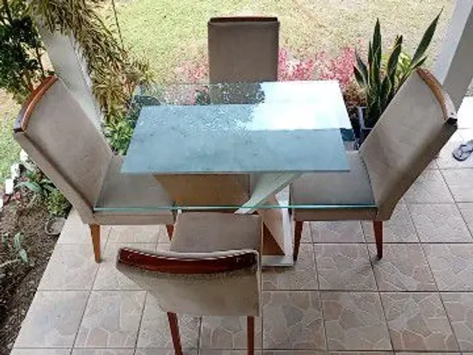 Mesa de vidro acompanha 4 cadeiras estofadas em madeira maciça 