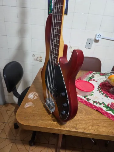 Baixo Sterling Music Man 5 cordas