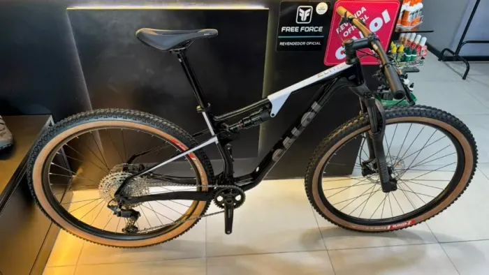 Promoção Full de carbono Caloi Elite Carbon FS Sport 2026 21x sem juros no cartão