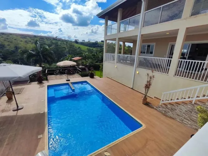 CONDOMÍNIO FECHADO!! LINDA CASA EM 1.000m² DE TERRENO!!