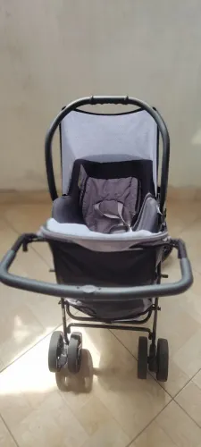 Vende-se Carrinho de bebê Tuttibaby Masculino + bebê conforto!