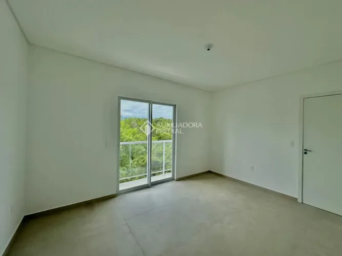 Residência Moderna com 2 Suítes e Vista para o Morro do Cambirela