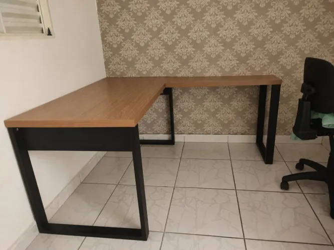 Mesa de escritório em L