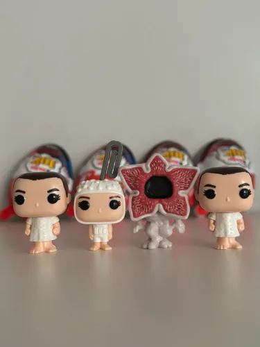 kinder joy stranger things mini funko (valor unitário // leia a descrição)