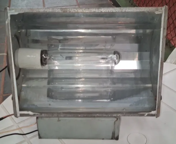 Refletor com lâmpada 400W ,acompanha o reator