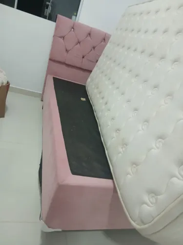 Cama com colchão grosso em ótimo estado