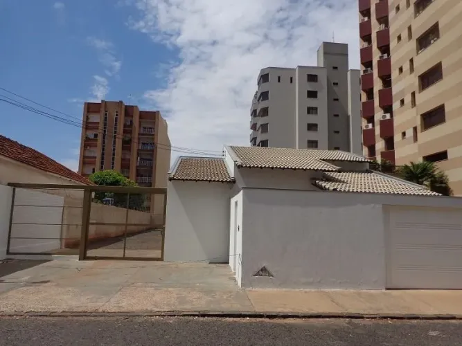Casa com 3 dormitórios para alugar, 704 m² por R$ 10.000,00/mês - Martins - Uberlândia/MG