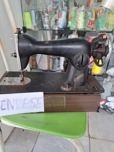 Máquina de costura Pretinha ferro.