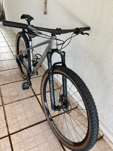 Mountain bike Specialized Chisel TAM M (17) fechada no Deore XT e suspensão REBA.